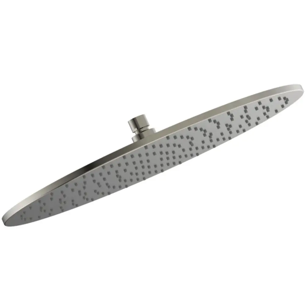 Runde, flache Regenbrause mit speziellem Strahlmuster, montiert auf einem zentralen Anschluss. Ideal Standard bietet hier eine funktionale Duschlösung.